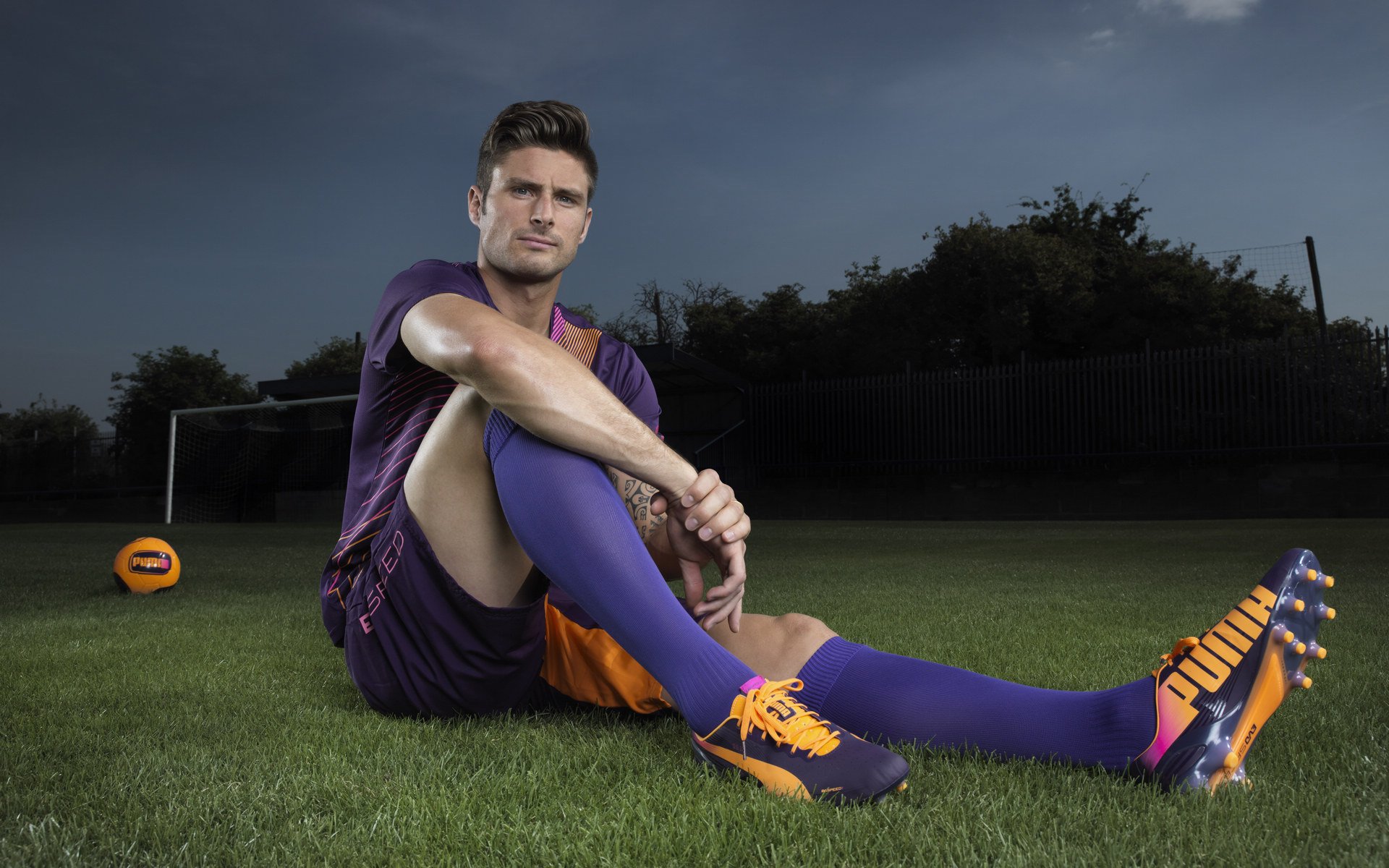 _硬地、草地、红土:不同场地对运动员的考验_,红土草地硬地网球一样吗